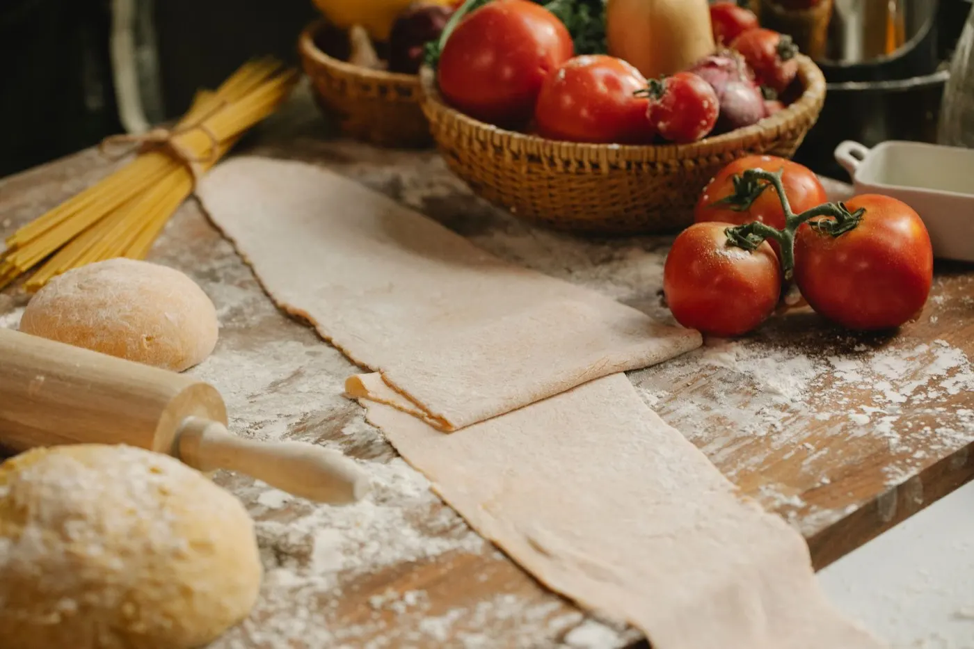 Ingredienti freschi sul banco di cucina