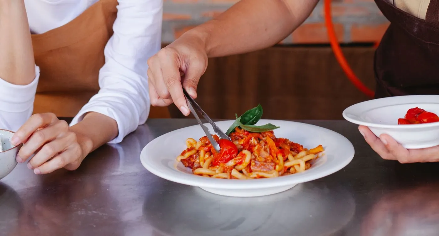 Un piatto di pasta appena servito